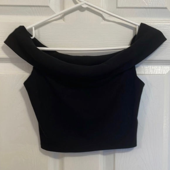 URBAN OUTFITTERS Mikie Off-The-Shoulder Cropped Top - Picture 3 of 6